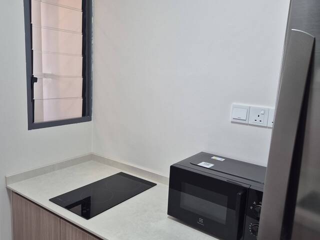 Well maintained unit with covered walkway to Clementi MRT station