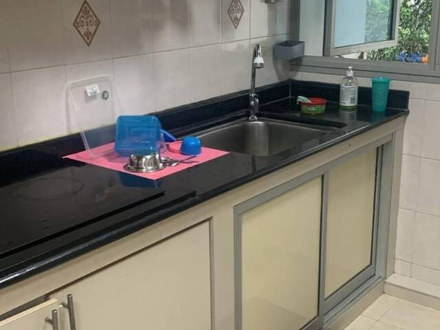 Newer flat, 3mins walk to Queenstown MRT, common room at blk52 Strathmore Avenue