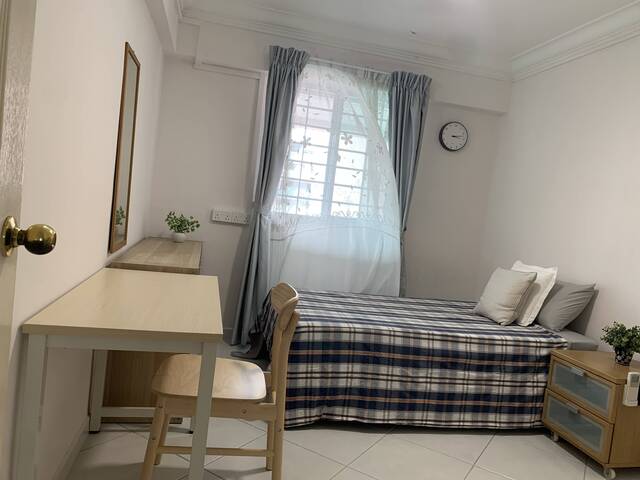 Common bedroom at next to Clementi Mrt for rent