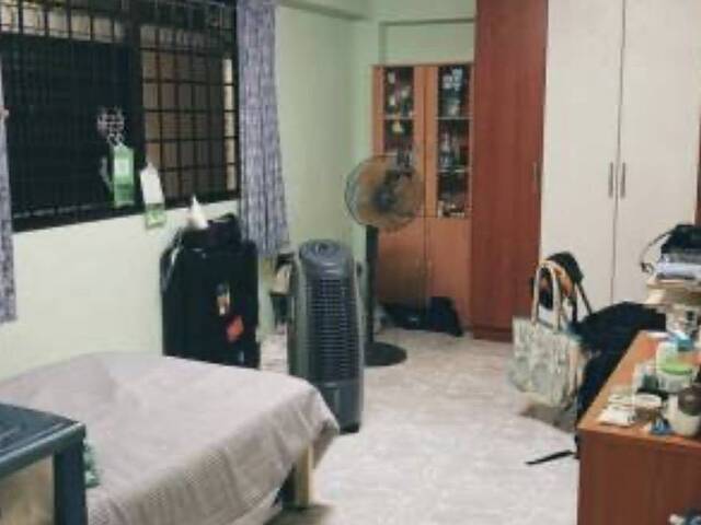 Common room at 22 dover crescent for rent! Wifi available!