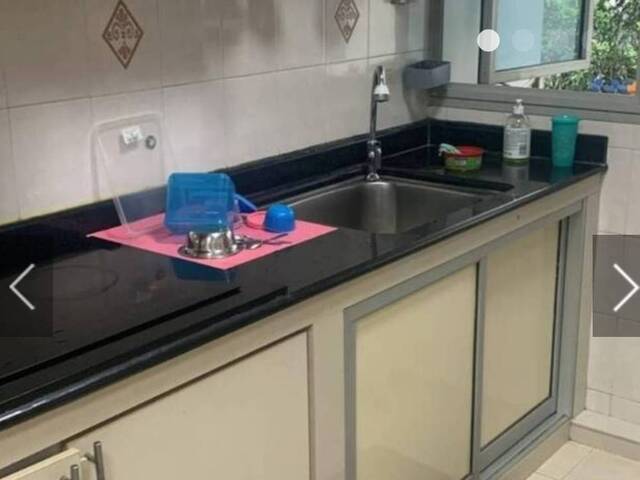 Newer flat, 3mins walk to Queenstown MRT, common room at blk52 Strathmore Avenue