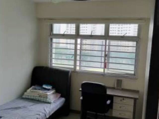 Common room at 435b Bukit Batok west avenue 5 for rent! Aircon wifi!