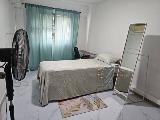 Common room at 168a Queensway for rent! Wifi available!