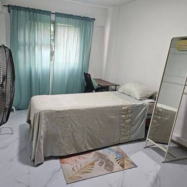 Common room at 168a Queensway for rent! Wifi available!