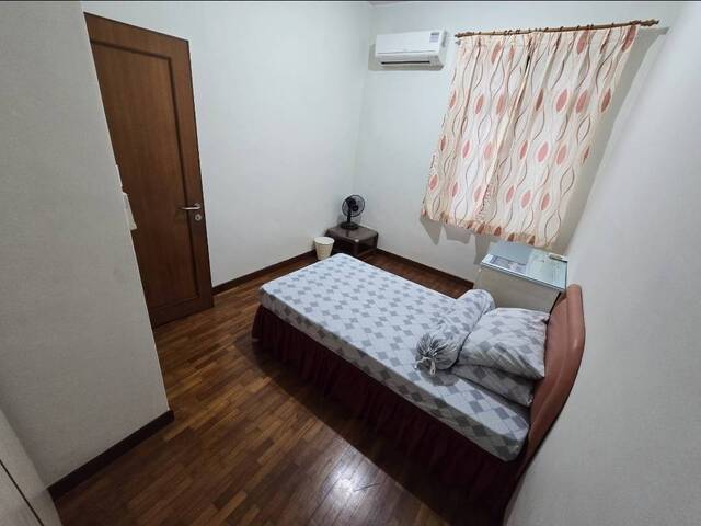 8mins walk to Lakeside MRT, Spacious Common room, only share bathroom with 1 female student