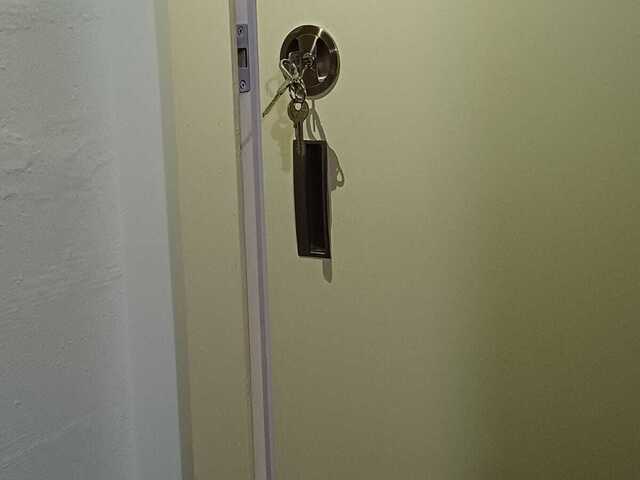 18 a small Air-con room without window for Male Tenants only , 3 mins walk to Braddell mrt stn