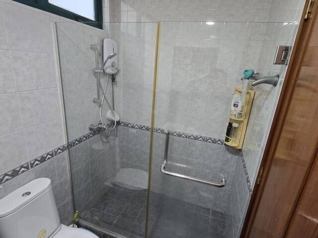 8mins walk to Lakeside MRT, Spacious Common room, only share bathroom with 1 female student