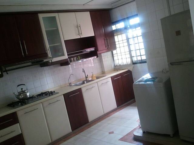 Hurry, Clean & Spacious Master Room. 2 mins walk to Tiong Bahru MRT