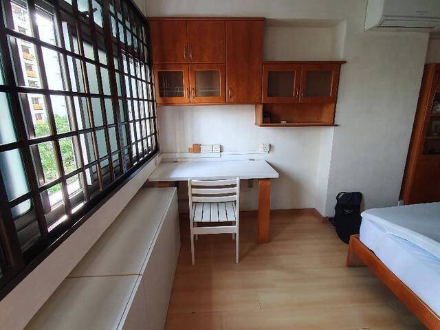 Hurry, Clean & Spacious Master Room. 2 mins walk to Tiong Bahru MRT