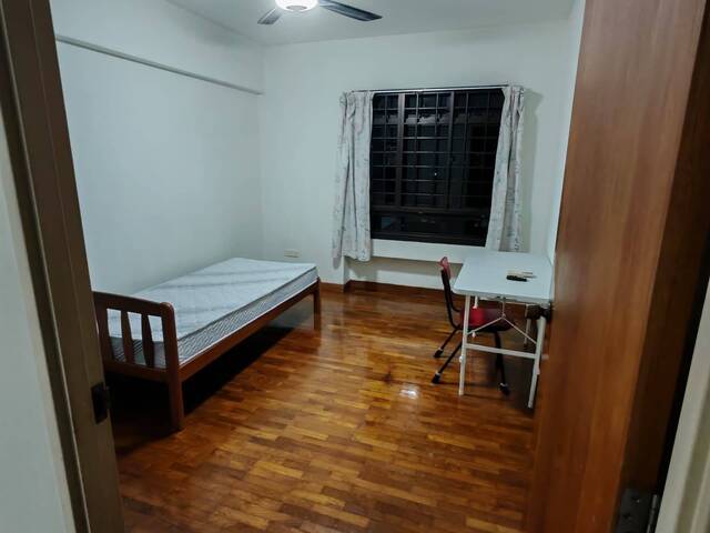 Common room at 989d Jurong West street 93 for rent! Aircon wifi!