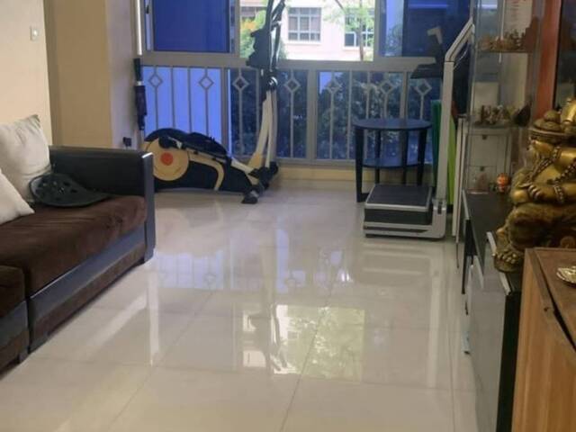 Newer flat, 3mins walk to Queenstown MRT, common room at blk52 Strathmore Avenue