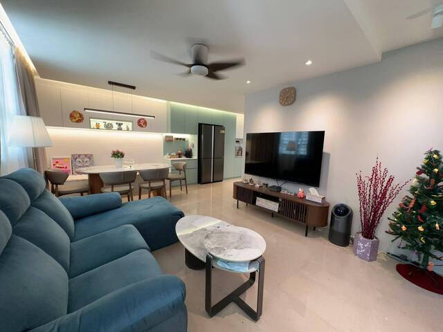 Master bedroom + private bathroom & small pantry @ $1600