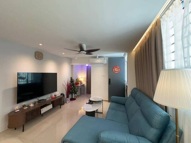 Master bedroom + private bathroom & small pantry @ $1600