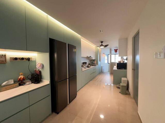 Master bedroom + private bathroom & small pantry @ $1600