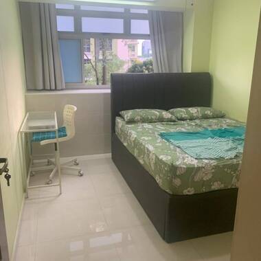 Newer flat, 3mins walk to Queenstown MRT, common room at blk52 Strathmore Avenue
