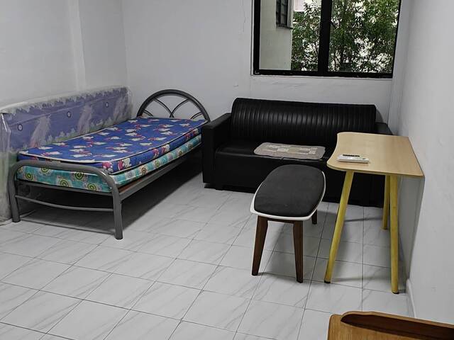 Common Bedroom with only 1 landlord staying in the unit