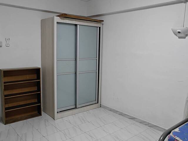 Common Bedroom with only 1 landlord staying in the unit