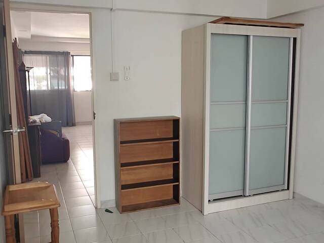 Common Bedroom with only 1 landlord staying in the unit