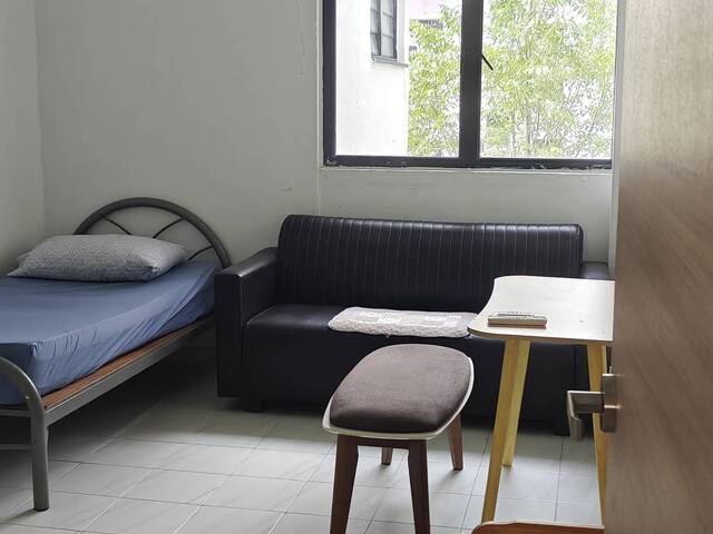 Common Bedroom with only 1 landlord staying in the unit