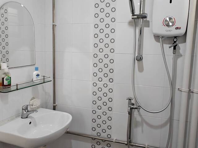 Common Bedroom with only 1 landlord staying in the unit