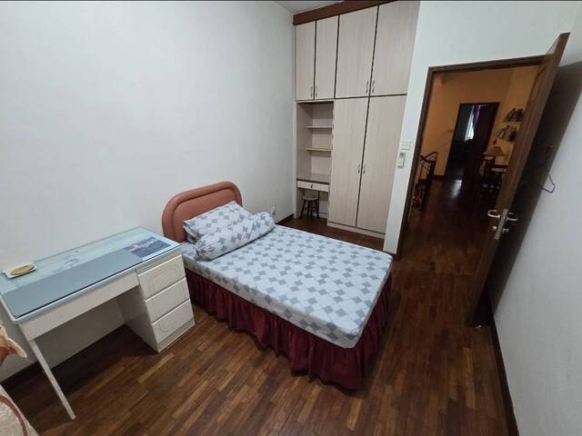 8mins walk to Lakeside MRT, Spacious Common room, only share bathroom with 1 female student