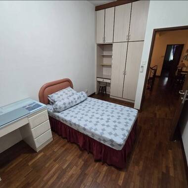 8mins walk to Lakeside MRT, Spacious Common room, only share bathroom with 1 female student