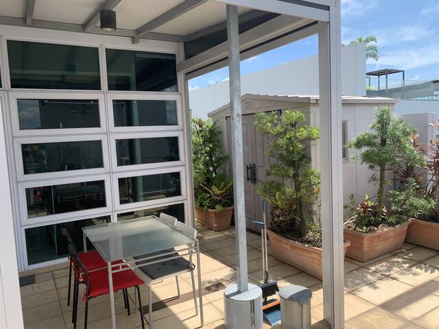 Sky Terrace 2 bedrooms w Rooftop pool, jacuzzi , garden, near Kembangan MRT EW green line