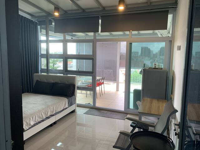 Sky Terrace 2 bedrooms w Rooftop pool, jacuzzi , garden, near Kembangan MRT EW green line