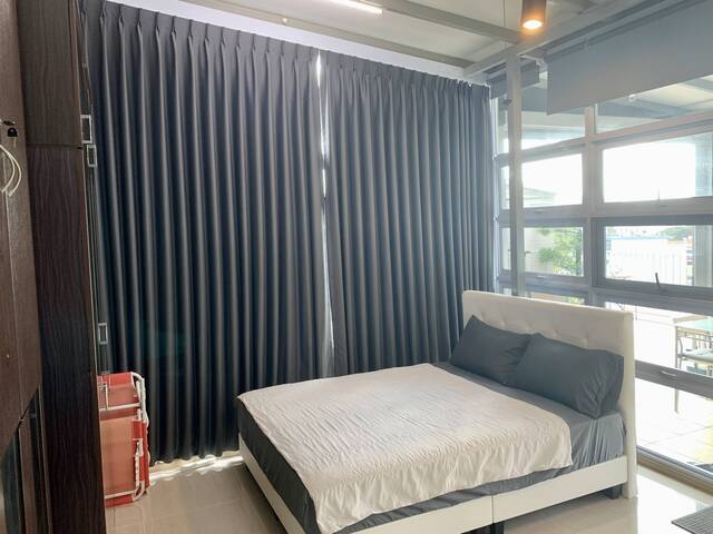 Sky Terrace 2 bedrooms w Rooftop pool, jacuzzi , garden, near Kembangan MRT EW green line