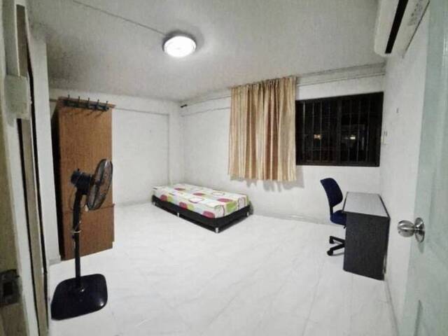 Near Tampines East MRT! Common room at 451 tampines street 42 for rent! Aircon wifi!