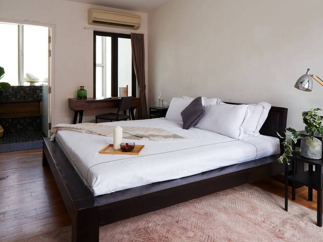 Slate Studio | Ensuite + Large Windows | 9 Min to MRT (Geylang)