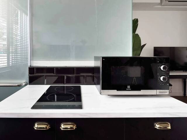 Oxley Studio | 444 Sq Ft | King Bed + Bathtub | MRT (Geylang)