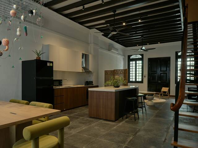 Whistler Studio with Kitchenette – River Valley MRT Access