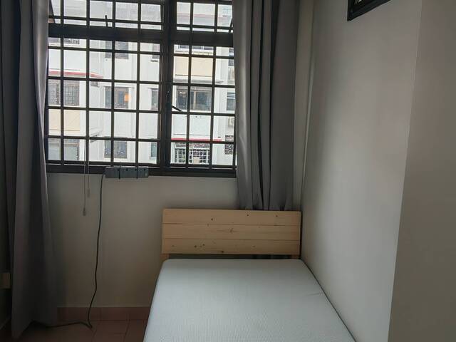 Small room near bradell mrt