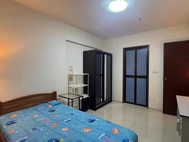 Master room @ Blk 28C Dover Crescent - $1400 for 1 pax (aircon wifi, with Toilet attached)