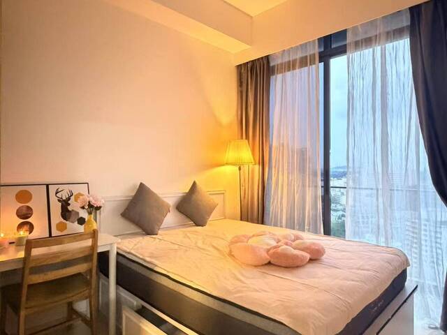 5 mins walk to Farrer park MRT master room with balcony for rent Female only !