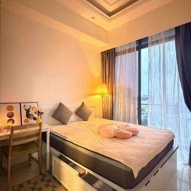 5 mins walk to Farrer park MRT master room with balcony for rent Female only !