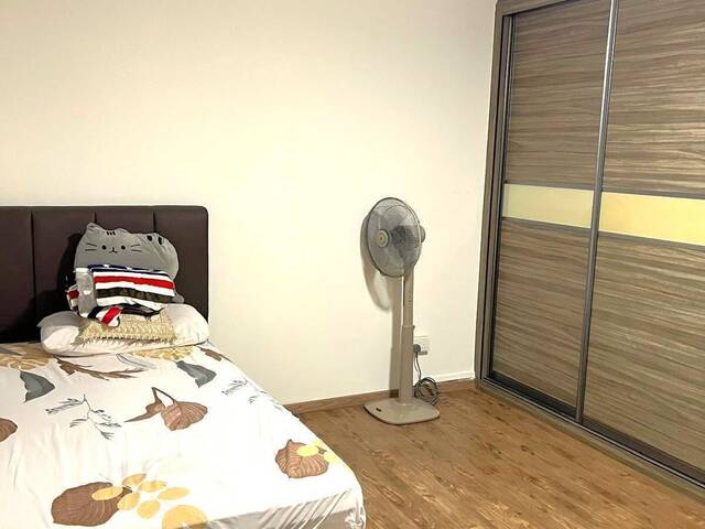 Common room. For rent at Blk 341 Bukit Batok Street 34. Near to Bukit Gombak MRT. no agent fee