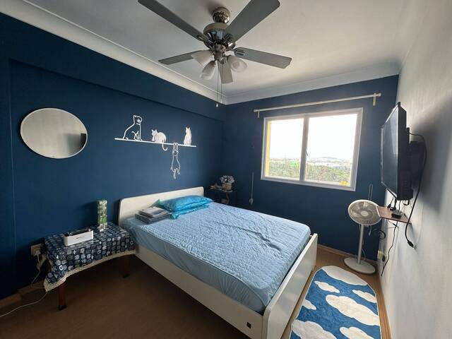 High floor Common Room with Queen Bed