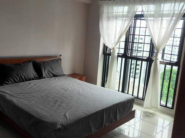 Master Bedroom 6min to Admiralty MRT, quiet, 3 min to nearby eatery, 24/7 supermarket