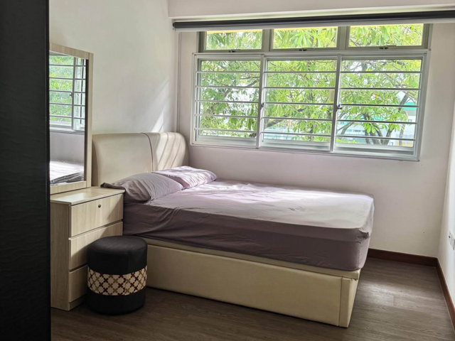 Woodalnds Room for Rent