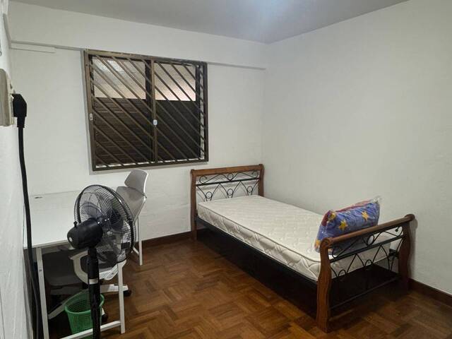 Blk 128 Bt Merah View - $900 for 1 guy - NEW AIRCON