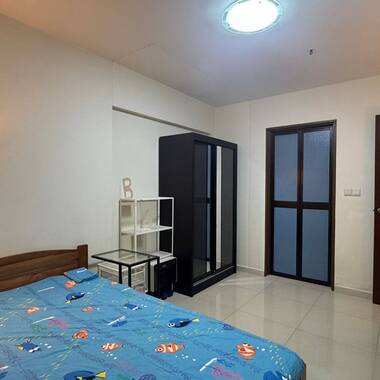 Master room @ Blk 28C Dover Crescent - $1,300 for 1 guy (aircon wifi, with Toilet attached)