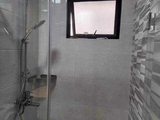 Master room w attached bathroom nr National University of Singapore, MRT & Vivo City Shopping Centre