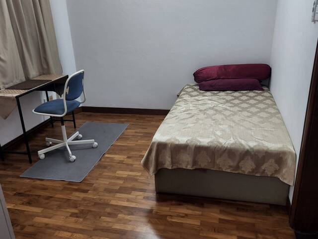 Good size Junior Master room with attached bathroom near MapleTree & NUS