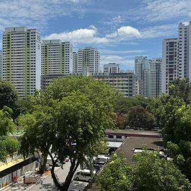 Blk 109 Jalan Bt Merah - $800 for 1 guy (WiFi) - CORNER SPACIOUS ROOM