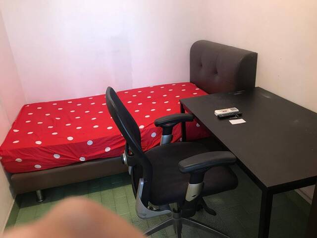 Room for rent / Marymount, Caldecott MRT / Common room / 1pax stay / Available April 14