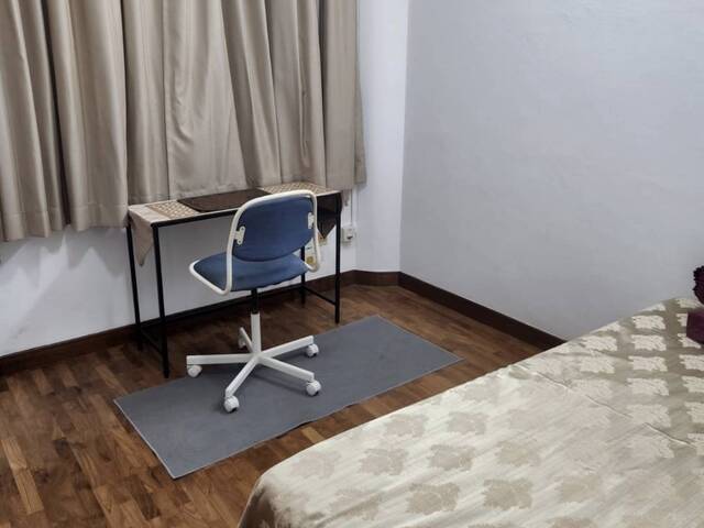 Master room w attached bathroom nr National University of Singapore, MRT & Vivo City Shopping Centre