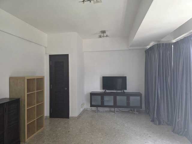 Big Master Room @ Move in condition. Easy access to CBD...!