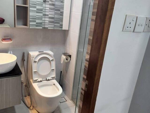 Master room w attached bathroom nr National University of Singapore, MRT & Vivo City Shopping Centre